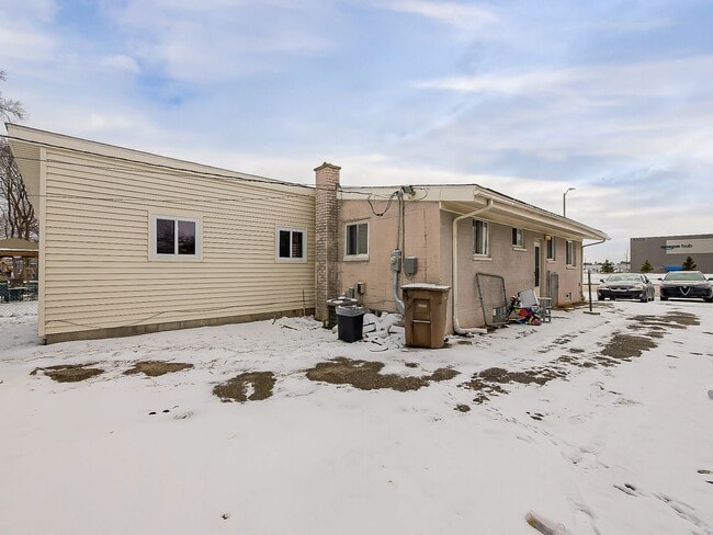 Building Photo - AVAILABLE NOW! Spacious 3-Bedroom Home with Functional Layout in Pontiac