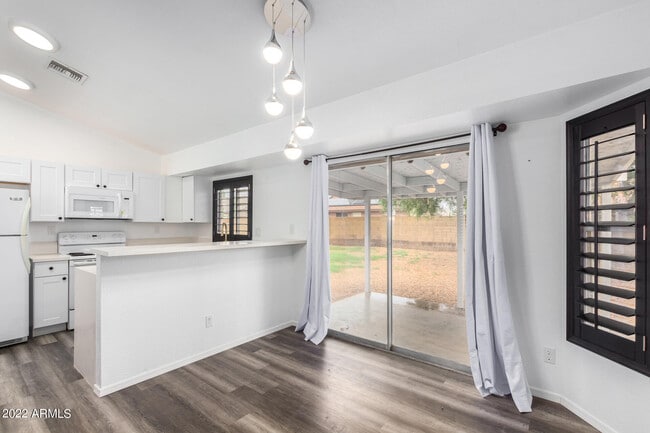 Building Photo - 19 W Piute Ave