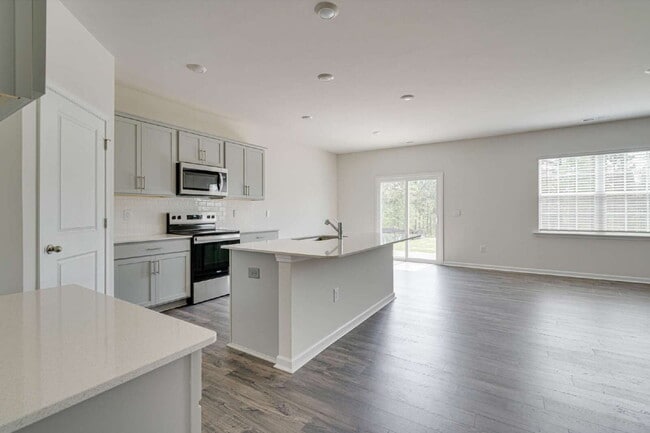 Building Photo - "Spacious 5-Bedroom Haven in Fuquay-Varina!"