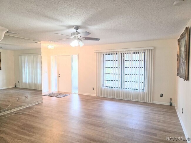 Building Photo - 25 Holly Ct