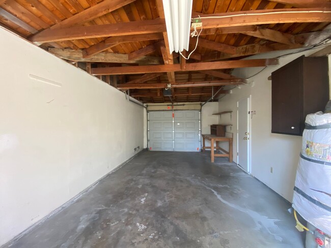 Building Photo - Quiet Duplex Near Z'Berg Park.