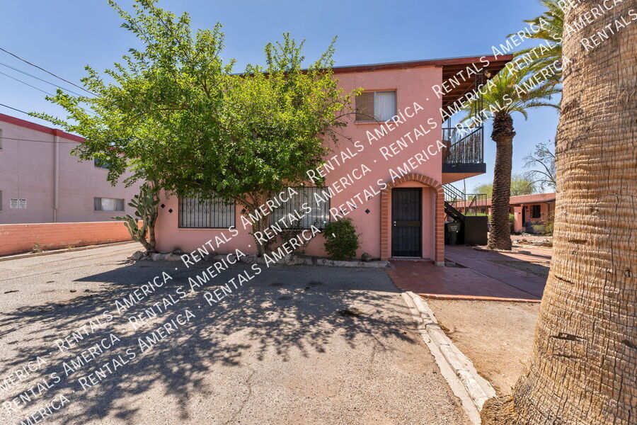 Building Photo - 947 N Alvernon Way