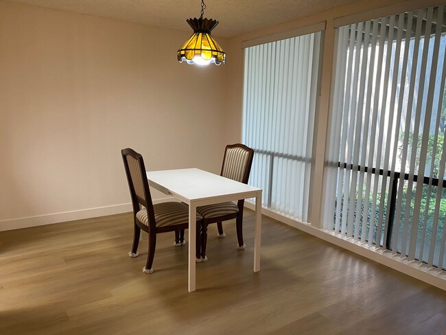 Building Photo - Irvine: 2-story townhome with attached 2 c...