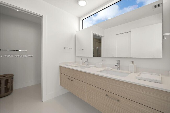 Building Photo - 600 NE 27th St