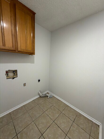 Building Photo - 1207 Charles Dr