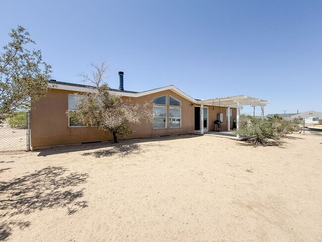 Building Photo - 29 Palms Home with Garage