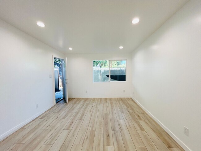 Building Photo - 7358 Balcom Ave