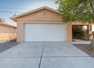 Building Photo - 4402 S Jasmine Ave