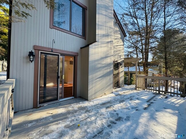 Building Photo - 2 Highland Square