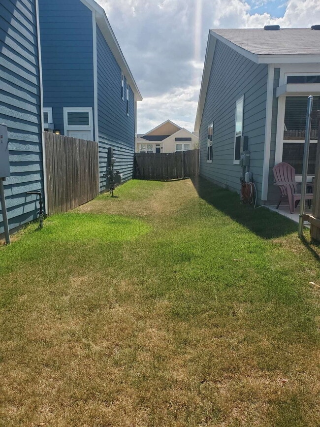 Building Photo - "Experience Comfort and Convenience in This 3-Bed, 2-Bath Kyle Home with 1620 Sq Ft of Living Spa...