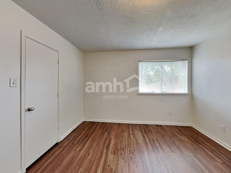 Building Photo - 9220 Mahan Dr