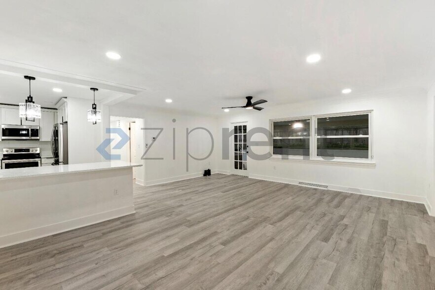 Building Photo - Unit
