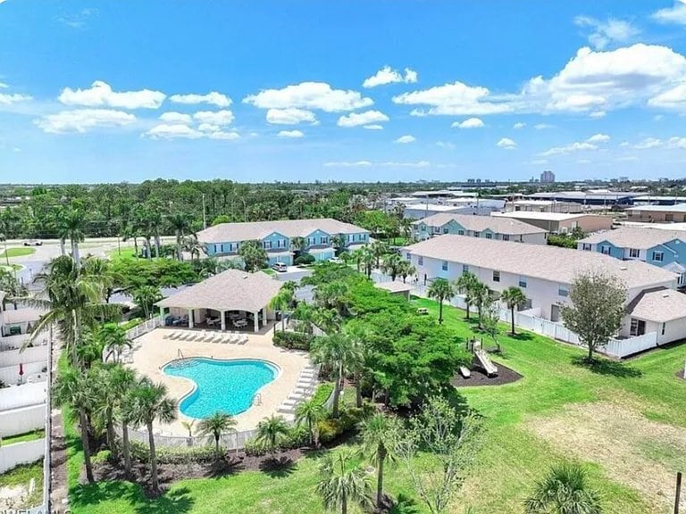 Building Photo - 3636 Pine Oak Cir