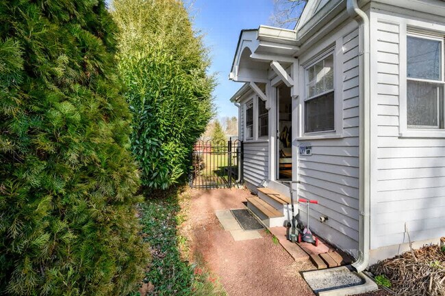 Building Photo - 54 River Dr