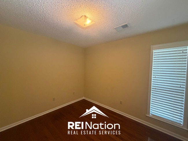 Building Photo - JUST LISTED! 3BR/2BA Memphis Stunner | Vaulted Ceilings & Stone Fireplace | Fenced Yard!