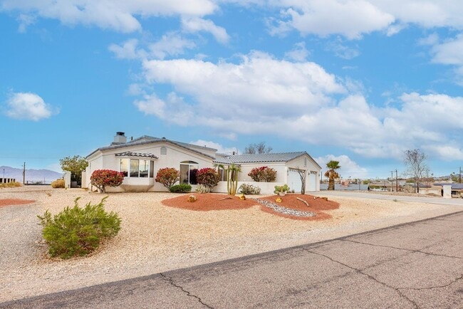 Building Photo - Long Term 4 Bedroom Rental with a Beautifu...