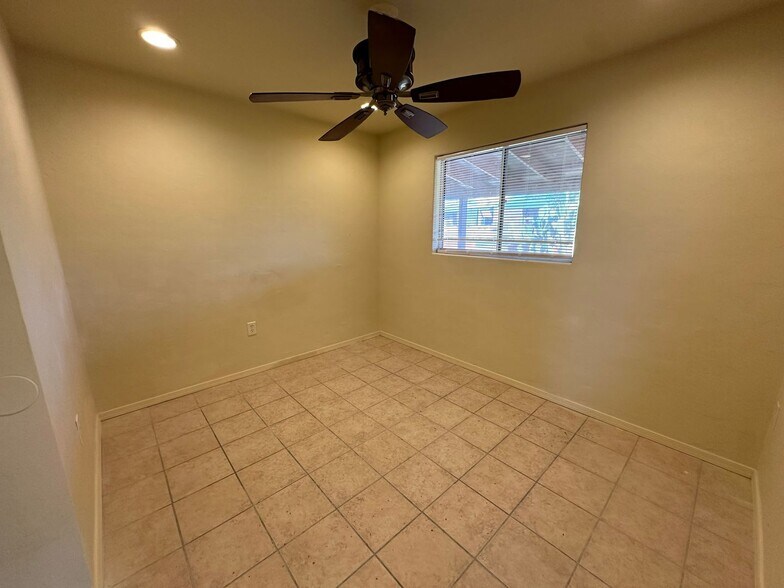 Building Photo - 823-823 N Swan Rd