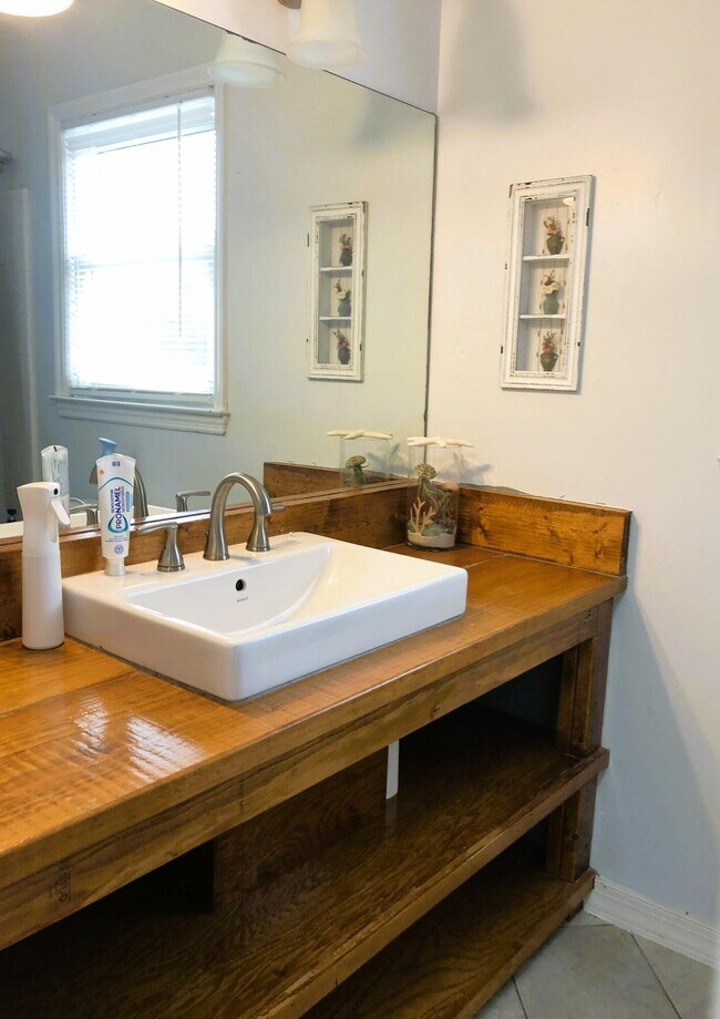 Building Photo - 218 Marty Dr