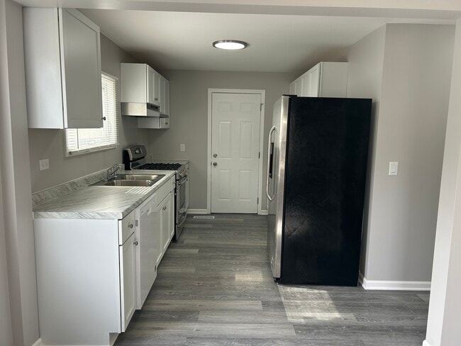 Building Photo - 510 S Alfred Ave