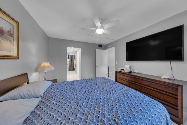Building Photo - 5160 Las Verdes Cir