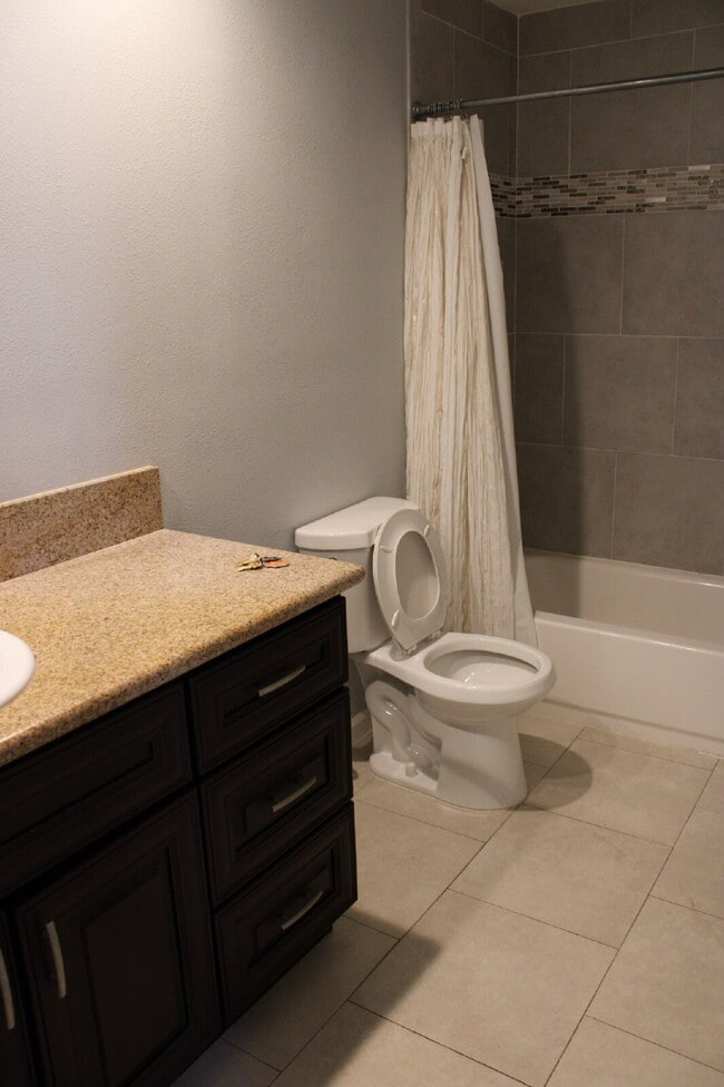 Building Photo - $2,900 - 2 Bed 2 Bath Condo in Oceanside Near Beach!