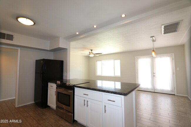 Building Photo - 6907 E Earll Dr