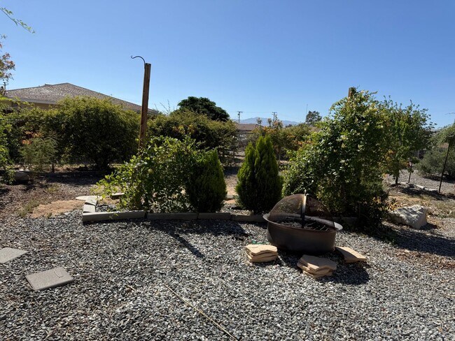 Building Photo - High Desert Retreat- 3 Bedrooms, 2 Bathroo...