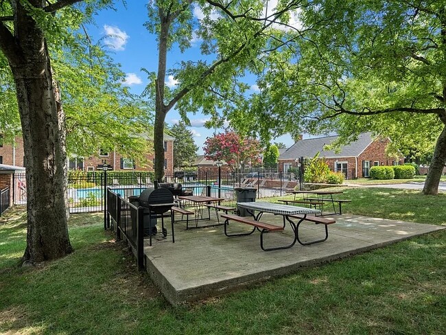 Building Photo - 5025 Hillsboro Pike