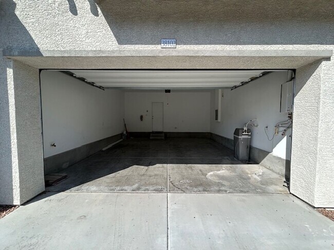 Building Photo - 3 bedroom townhome in Henderston gated community