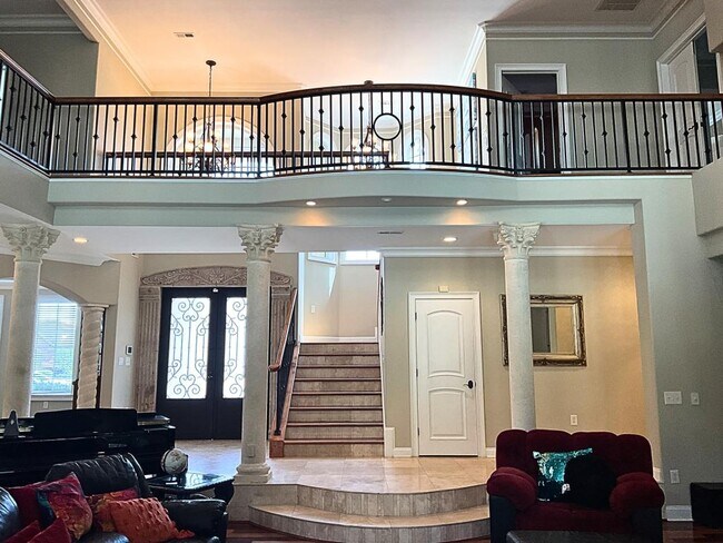 Building Photo - 664 Oxbow Dr