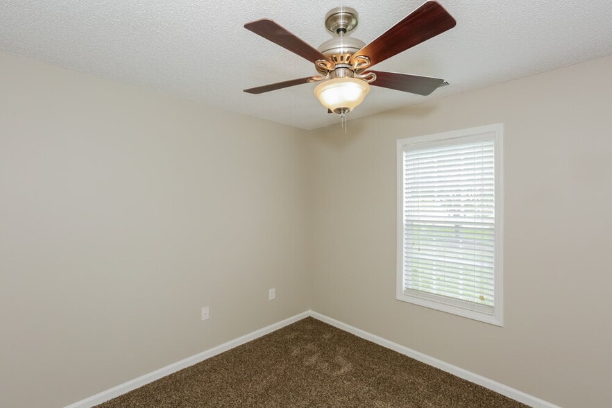 Building Photo - 310 Tamarack Dr