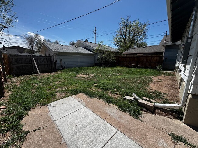 Building Photo - 3 Bedroom 2 Bathroom Home Near FE Warren & Frontier Park
