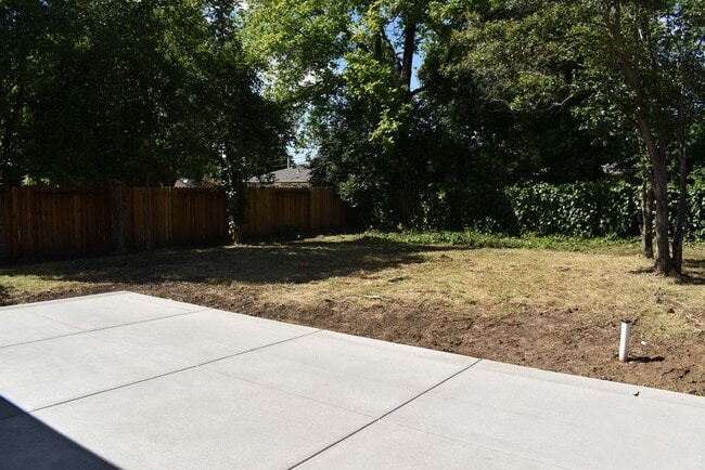 Building Photo - Lovely house located close to downtown and the police department with easy access to I-80!