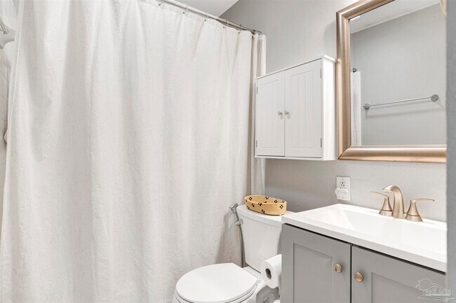 Building Photo - 1306 E Hernandez St