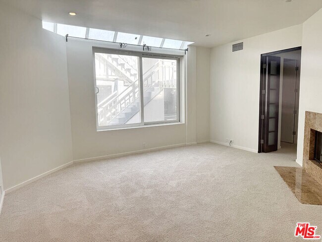 Building Photo - 3505 Ocean Front Walk