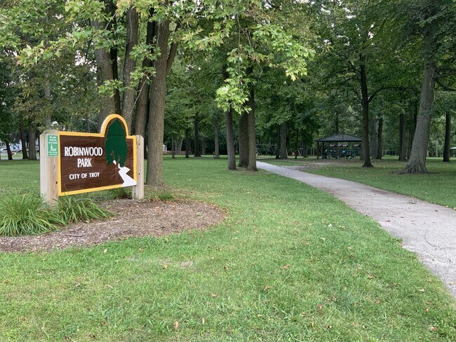 Building Photo - 829 Robinwood Dr