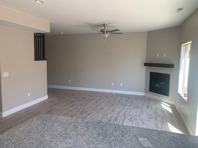 Building Photo - Gorgeous Townhome!  End Unit.
