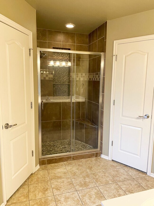 Building Photo - Beautiful Home in Southeast Moore with Storm Shelter!