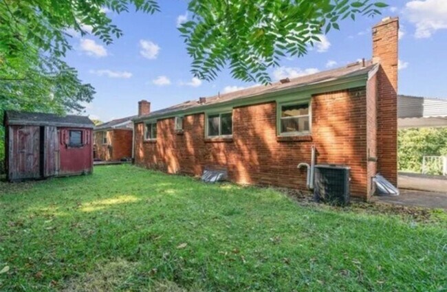 Building Photo - 2143 Plainview Ave