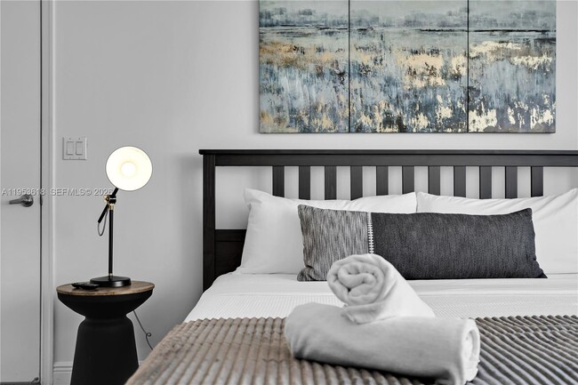 Building Photo - 1750 N Bayshore Dr