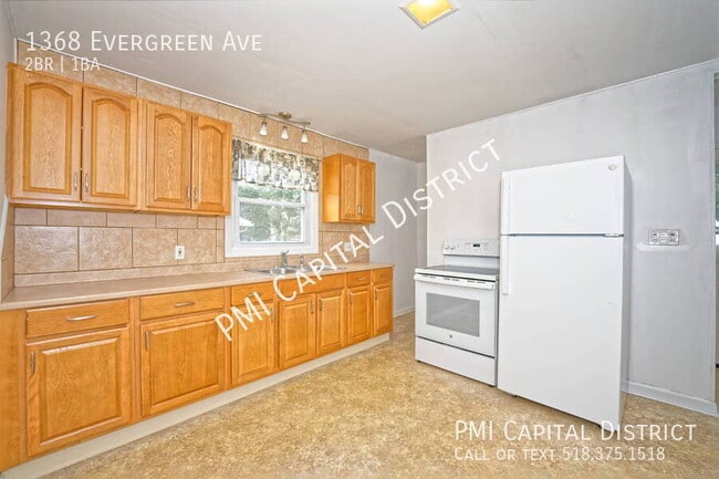 Building Photo - 1368 Evergreen Ave