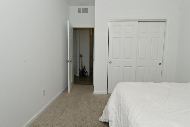 Building Photo - "Spacious 5-Bedroom Retreat with Luxurious Quartz Countertops & Fireplace on Deerberg Drive!"