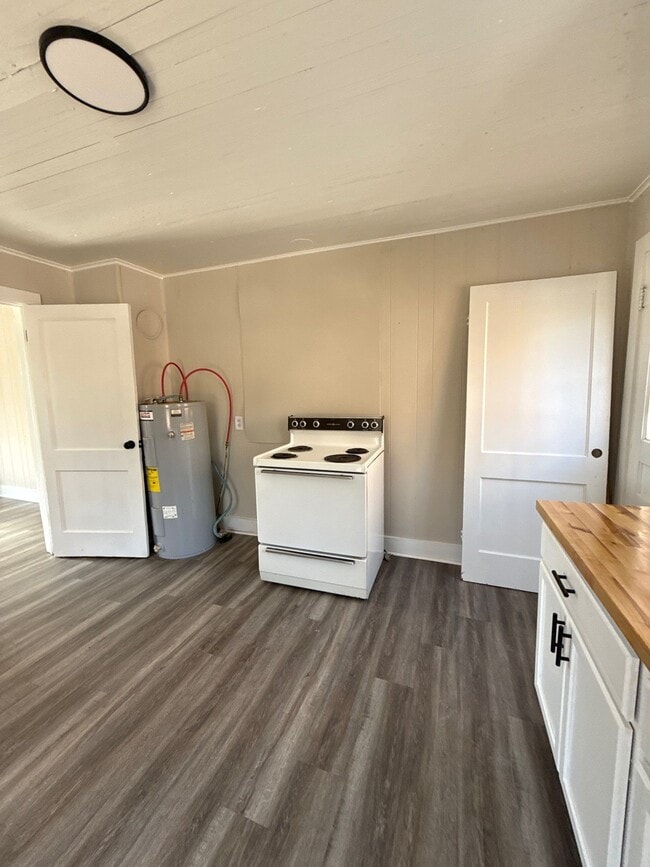 Building Photo - 144 Midland St