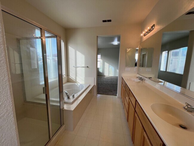 Building Photo - Large Two Story Crossroads Home!