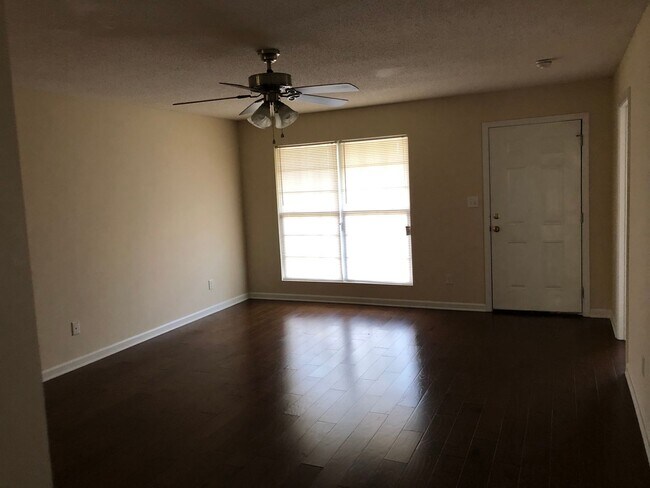 Building Photo - 224 Glade Ln