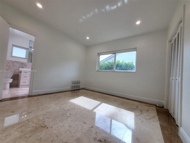 Building Photo - 825 Cremona Ave