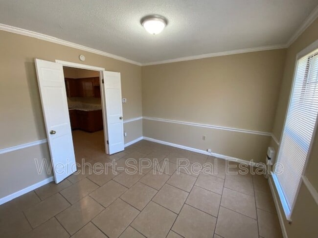 Building Photo - 2245 Easton Dr