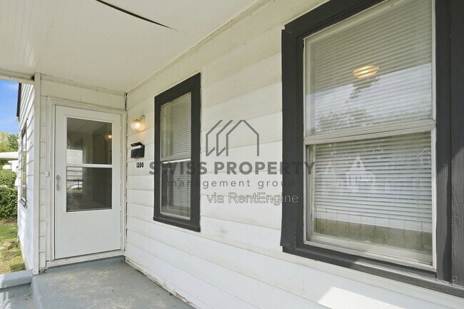 Building Photo - 1590 Vendome Dr S