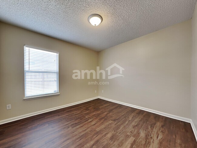 Building Photo - 530 Fallen Timbers Dr