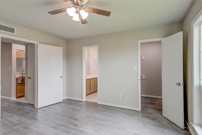 Building Photo - 3300 Pebblebrook Dr